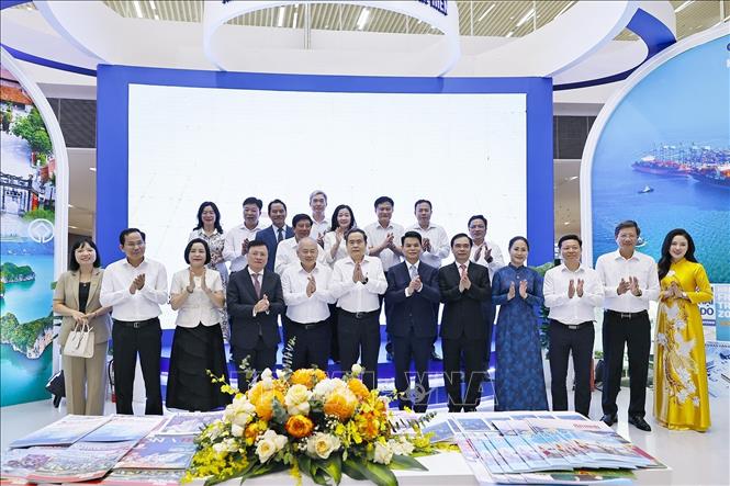 Chủ tịch Bet88app còn khuyến mãi Trần Thanh Mẫn tham quan gian trưng bày của Cơ quan Báo và Phát thanh, Truyền hình Hải Phòng dự Hội báo toàn quốc 2026. Ảnh: Doãn Tấn - TTXVN