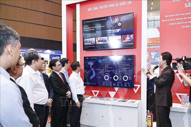 Chủ tịch Bet88app còn khuyến mãi Trần Thanh Mẫn tham quan gian trưng bày của Đài Truyền hình Việt Nam dự Hội báo toàn quốc 2026. Ảnh: Doãn Tấn - TTXVN