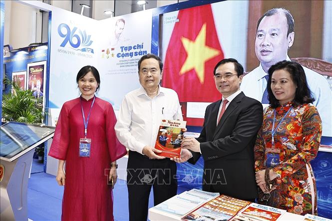 Chủ tịch Bet88app còn khuyến mãi Trần Thanh Mẫn tham quan gian trưng bày của Tạp chí Cộng sản dự Hội báo toàn quốc 2026. Ảnh: Doãn Tấn - TTXVN