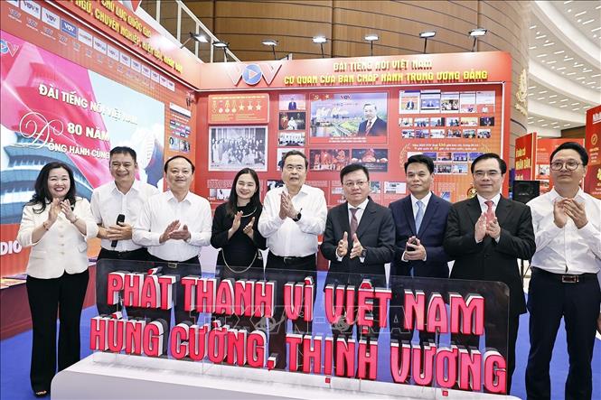 Chủ tịch Bet88app còn khuyến mãi Trần Thanh Mẫn tham quan gian trưng bày của Đài tiếng nói Việt Nam dự Hội báo toàn quốc 2026. Ảnh: Doãn Tấn - TTXVN