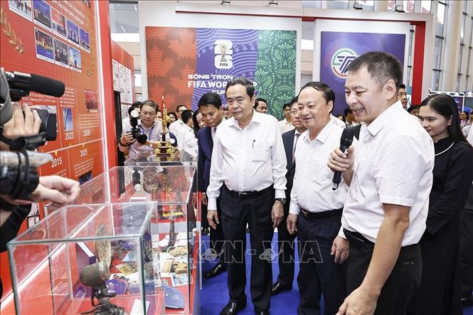 Chủ tịch Bet88app còn khuyến mãi Trần Thanh Mẫn tham quan gian trưng bày của Đài tiếng nói Việt Nam dự Hội báo toàn quốc 2026. Ảnh: Doãn Tấn - TTXVN