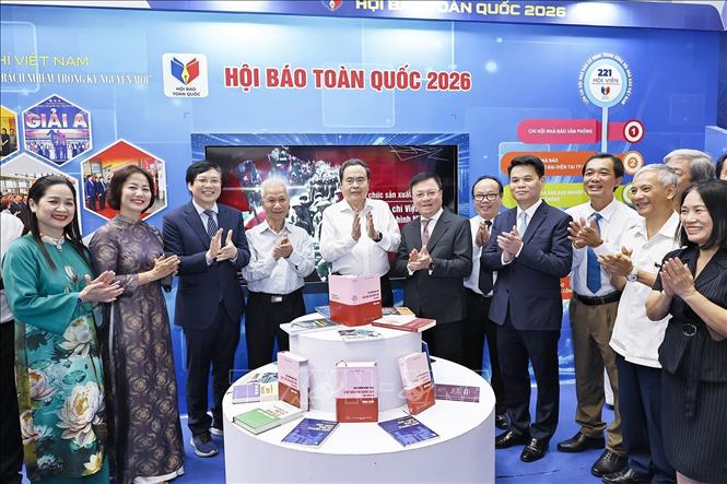 Chủ tịch Bet88app còn khuyến mãi Trần Thanh Mẫn tham quan gian trưng bày của Hội nhà báo dự Hội báo toàn quốc 2026. Ảnh: Doãn Tấn - TTXVN