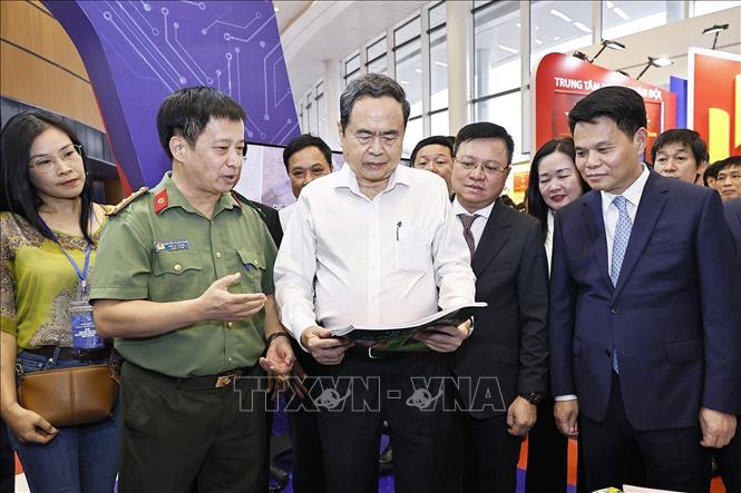 Chủ tịch Bet88app còn khuyến mãi Trần Thanh Mẫn tham quan gian trưng bày của Báo Công an 2026 Bet88.com link không chặn dự Hội báo toàn quốc 2026. Ảnh: Doãn Tấn - TTXVN