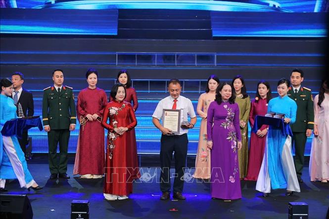 Đại diện nhóm tác giả Ban biên tập Ảnh TTXVN nhận giải B - Giải Báo chí Quốc gia năm 2025. Ảnh: Minh Quyết - TTXVN