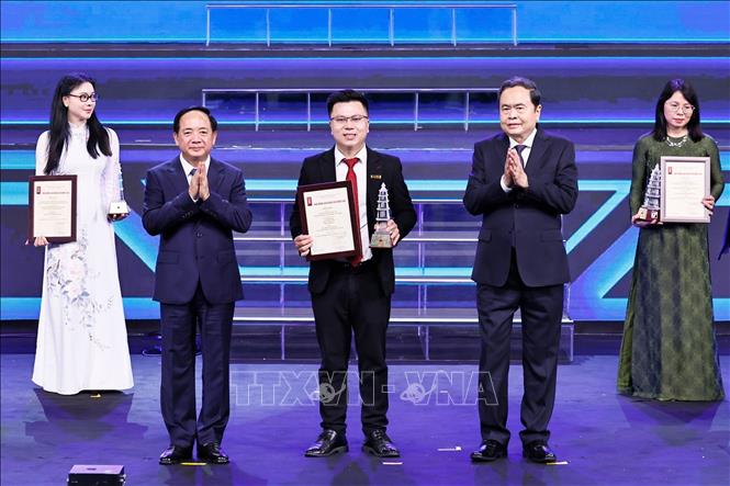 Chủ tịch Bet88app còn khuyến mãi Trần Thanh Mẫn và Trưởng ban Tuyên giáo và Dân vận Trung ương Trịnh Văn Quyết trao giải A cho các tác giả, nhóm tác giả tại Lễ trao Giải Báo chí Quốc gia lần thứ XX - năm 2025. Ảnh: Doãn Tấn - TTXVN