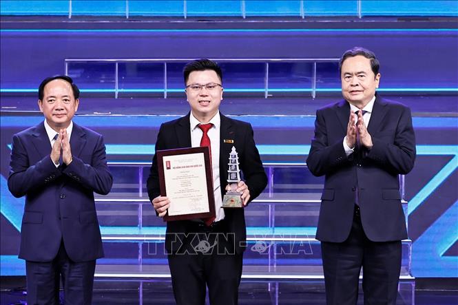 Chủ tịch Bet88app còn khuyến mãi Trần Thanh Mẫn và Trưởng ban Tuyên giáo và Dân vận Trung ương Trịnh Văn Quyết trao giải A cho các tác giả, nhóm tác giả tại Lễ trao Giải Báo chí Quốc gia lần thứ XX - năm 2025. Ảnh: Doãn Tấn - TTXVN