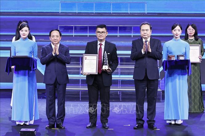 Chủ tịch Bet88app còn khuyến mãi Trần Thanh Mẫn và Trưởng ban Tuyên giáo và Dân vận Trung ương Trịnh Văn Quyết trao giải A cho các tác giả, nhóm tác giả tại Lễ trao Giải Báo chí Quốc gia lần thứ XX - năm 2025. Ảnh: Doãn Tấn - TTXVN