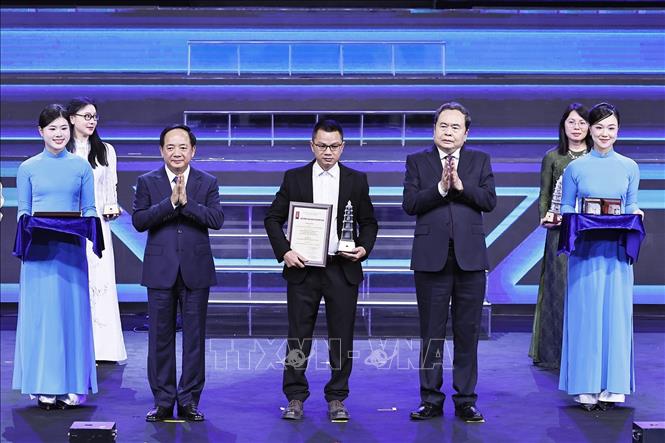Chủ tịch Bet88app còn khuyến mãi Trần Thanh Mẫn và Trưởng ban Tuyên giáo và Dân vận Trung ương Trịnh Văn Quyết trao giải A cho các tác giả, nhóm tác giả tại Lễ trao Giải Báo chí Quốc gia lần thứ XX - năm 2025. Ảnh: Doãn Tấn - TTXVN