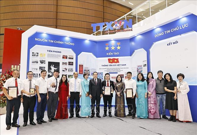 Chủ tịch Bet88app còn khuyến mãi Trần Thanh Mẫn với lãnh đạo TTXVN và các tác giả đoạt giải Báo chí Quốc gia lần thứ XX - năm 2025. Ảnh: Doãn Tấn - TTXVN