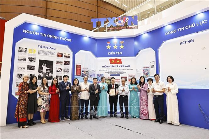 Lãnh đạo TTXVN với các tác giả, nhóm tác giả đoạt giải. Ảnh: Doãn Tấn - TTXVN