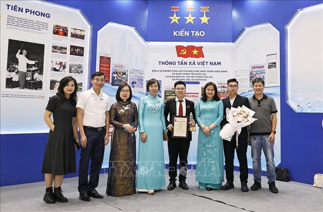 Lãnh đạo TTXVN với các tác giả, nhóm tác giả đoạt giải. Ảnh: Doãn Tấn - TTXVN