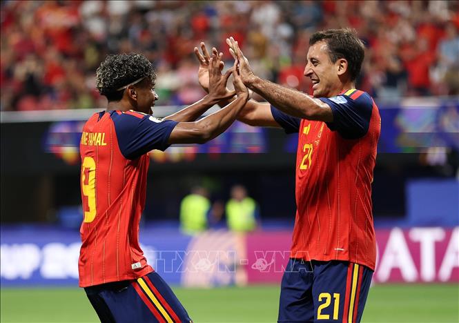 Tiền đạo Mikel Oyarzabal (phải) ăn mừng bàn thắng nâng tỷ số cho đội nhà. Ảnh: THX/TTXVN