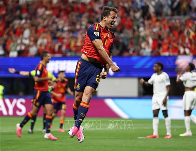 Tiền đạo Tây Ban Nha Mikel Oyarzabal ăn mừng bàn thắng nâng tỷ số cho đội nhà. Ảnh: THX/TTXVN