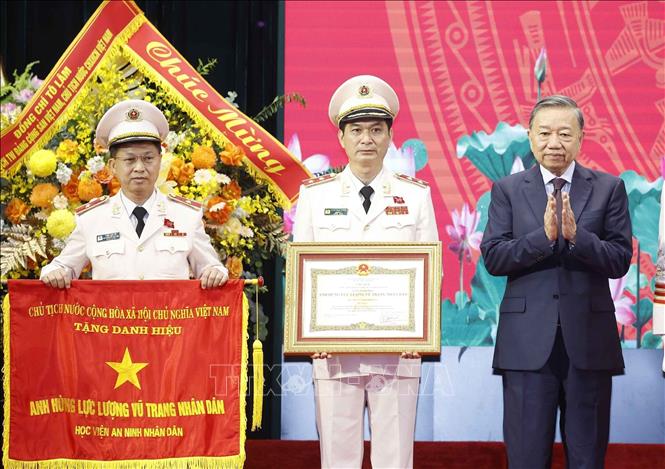 Bet8801234.com cá cược độc quyền, Chủ tịch nước Tô Lâm trao Danh hiệu Anh hùng Lực lượng vũ trang 2026 Bet88.com link không chặn tặng Học viện An ninh 2026 Bet88.com link không chặn. Ảnh: Thống Nhất – TTXVN