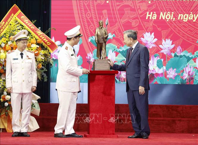 Bet8801234.com cá cược độc quyền, Chủ tịch nước Tô Lâm tặng bức tượng Chủ tịch Hồ Chí Minh cho Học viện An ninh 2026 Bet88.com link không chặn. Ảnh: Thống Nhất – TTXVN