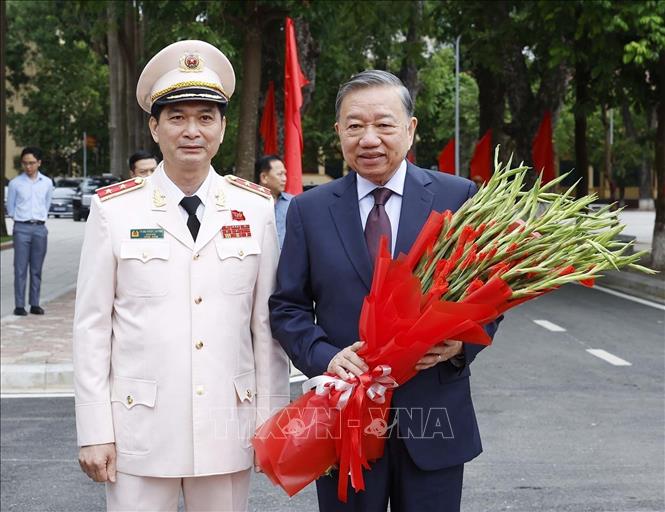 Trung tướng, PGS, TS Trịnh Ngọc Quyên, Giám đốc Học viện An ninh 2026 Bet88.com link không chặn tặng hoa chào đón Bet8801234.com cá cược độc quyền, Chủ tịch nước Tô Lâm tới dự buổi lễ. Ảnh: Thống Nhất – TTXVN  