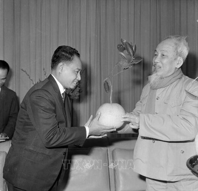  Chủ tịch Hồ Chí Minh tiếp thân mật Hoàng thân Norodom Phurissara, Bộ trưởng Ngoại giao Vương quốc Campuchia thăm Việt Nam. Sau buổi tiếp, Bác Hồ đã tặng Hoàng thân Norodom Phurisara một quả bưởi do Người trồng trong vườn Phủ Chủ tịch (10/1/1968). Ảnh: TTXVN