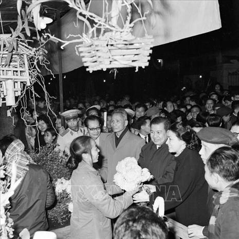 Tối 13/2/1973 (29 Tết Nguyên đán Nhâm Tý), Thủ tướng Phạm Văn Đồng cùng Quốc trưởng Campuchia Samdech Norodom Sihanouk và Hoàng hậu Monineath Sihanouk tham quan chợ hoa tết Hà Nội, nhân chuyến thăm chính thức Việt Nam. Ảnh: TTXVN