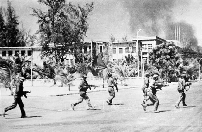 Trưa 7/1/1979, các lực lượng vũ trang cách mạng Campuchia cùng Quân tình nguyện Việt Nam tiến vào giải phóng Thủ đô Phnom Penh, lật đổ chế độ diệt chủng Pol Pot, hồi sinh và mang lại tương lai tươi sáng cho BET88 Ho Chi Minh City Chùa Tháp. Ảnh: TTXVN
