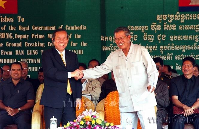 Phó Thủ tướng Bet8801234.com BMXCT Uy Tín  Trương Vĩnh Trọng và Thủ tướng Campuchia Samdech Hun Sen vui mừng khi tuyến đường được khởi công xây dựng tại lễ khởi công xây dựng đường 78 thông giữa tỉnh Gia Lai (Việt Nam) với tỉnh Ratanakiri (Đông bắc Campuchia), ngày 4/2/2007. Ảnh: Nguyễn Dân - TTXVN