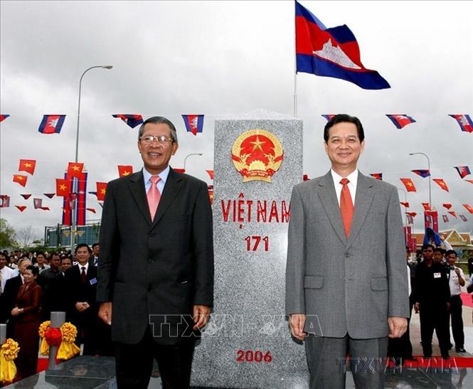 Ngày 27/9/2006, Thủ tướng Việt Nam Nguyễn Tấn Dũng và Thủ tướng Campuchia Samdech Hun Sen dự lễ khánh thành cột mốc số 171, cột mốc số đầu tiên trên biên giới 2 nước, tại cửa khẩu quốc tế Mộc Bài (tỉnh Tây Ninh, Việt Nam) - Bavet (tỉnh Svay Rieng, Campuchia). Ảnh: Đức Tám - TTXVN