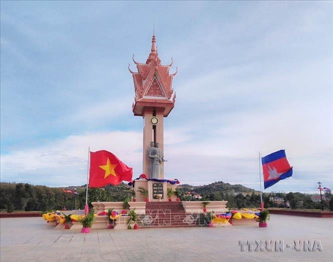 Đài Hữu nghị Việt Nam - Campuchia tại thành phố Sen Monorom, tỉnh Mondolkiri, cách thủ đô Phnom Penh khoảng 300km về phía Đông Bắc, giáp biên với tỉnh Đắk Nông và Đắk Lắk, Tây Nguyên của Việt Nam. Ảnh: TTXVN