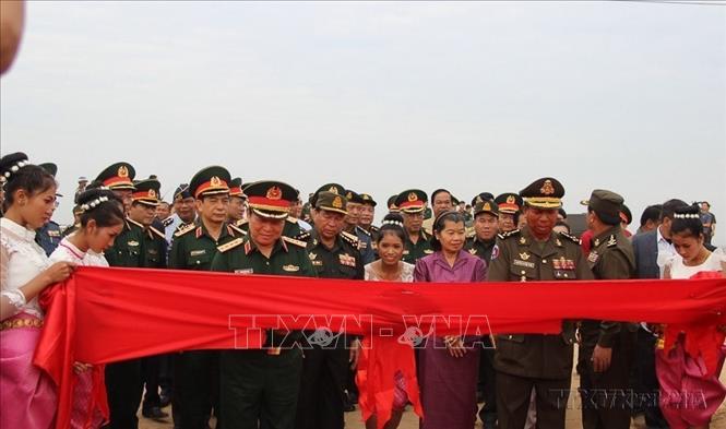 Đại tướng Ngô Xuân Lịch, Phó Bí thư Quân ủy Trung ương, Bộ trưởng Bộ Quốc phòng và Đại tướng Samdech Tea Banh, Phó thủ tướng, Bộ trưởng Bộ Quốc phòng Vương quốc Campuchia cắt băng khánh thành, bàn giao Trung tâm chăm sóc sức khỏe hữu nghị Việt Nam-Campuchia huyện Chantrea, tỉnh Svay Rieng (2018). Ảnh: Trần Long, Nguyễn Hùng - TTXVN