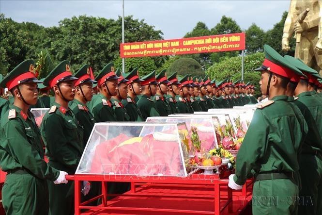 Lễ viếng, truy điệu, an táng 27 hài cốt liệt sĩ Quân tình nguyện, chuyên gia Việt Nam đã chiến đấu, phục vụ chiến đấu và hi sinh trong các thời kỳ chiến tranh trên đất bạn Campuchia, được tìm kiếm, quy tập trong mùa khô 2025 - 2026, tại Nghĩa trang liệt sĩ tỉnh Đắk Lắk (4/6/2026). Ảnh: Ngọc Minh – TTXVN