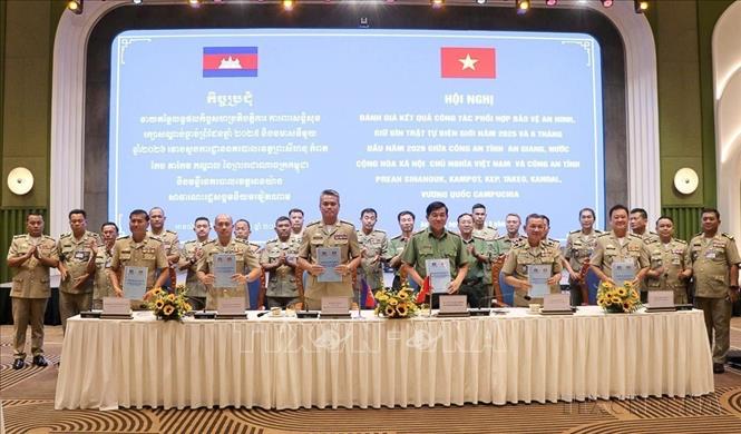 Công an tỉnh An Giang và 5 tỉnh của Campuchia (Preah Sihanouk, Kampot, Kep, Takeo, Kandal) ký kết biên bản phối hợp về bảo vệ an ninh, giữ gìn trật tự tuyến biên giới (2026). Ảnh: TTXVN phát