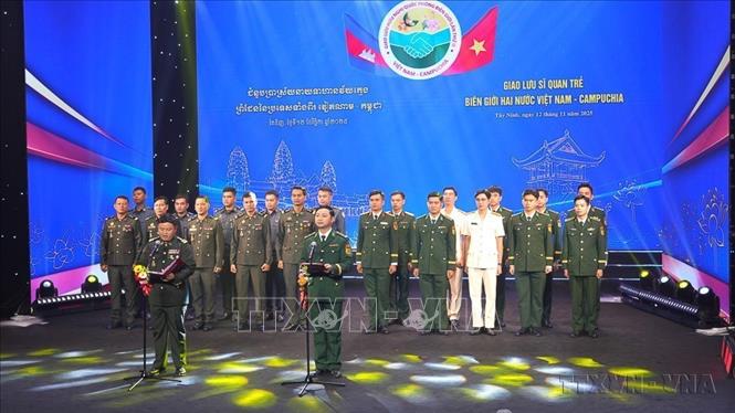 Sỹ quan trẻ 2 nước Việt Nam - Campuchia đọc Quyết tâm thư cùng chung tay bảo vệ biên giới hòa bình, hữu nghị, phát triển tại Chương trình tọa đàm 