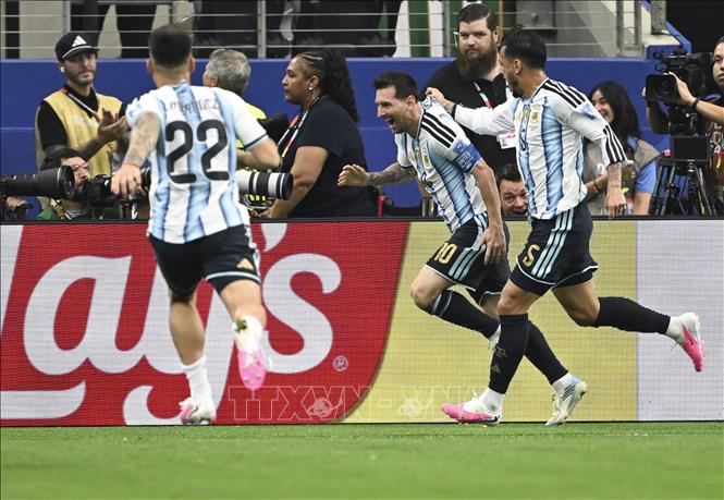 Cú dứt điểm góc hẹp của Lionel Messi mang về bàn thắng ấn định tỷ số 2-0 cho đội tuyển Argentina. Ảnh: THX/TTXVN