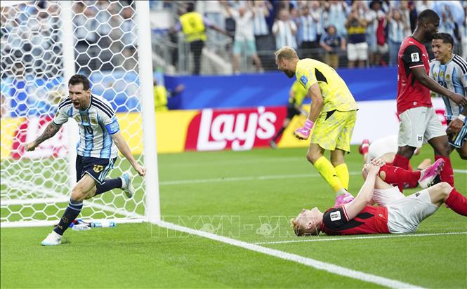 Tiền đạo Lionel Messi (trái) ăn mừng sau kỉ lục 18 bàn thắng của anh tại các kỳ FIFA World Cup. Ảnh: THX/TTXVN