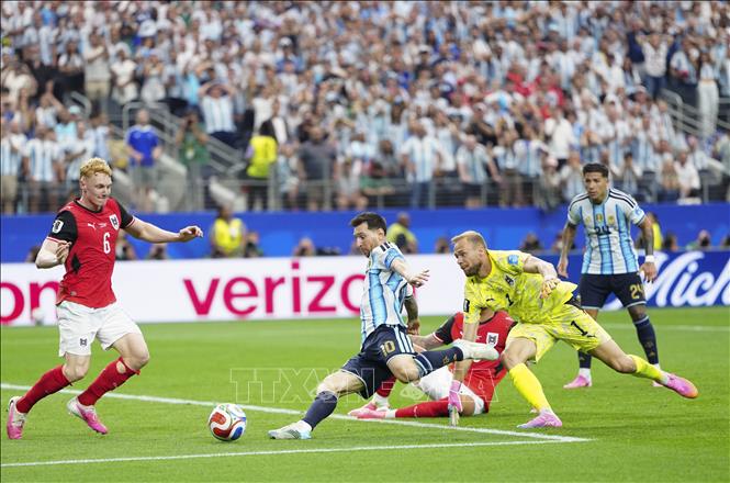 Cú dứt điểm góc hẹp của Lionel Messi (số 10) mang về bàn thắng ấn định tỷ số 2-0 cho tuyển Argentina. Ảnh: THX/TTXVN