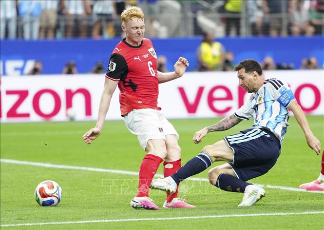 Lionel Messi (phải) sút bóng ghi bàn nâng tỷ số lên 2-0 cho tuyển Argentina. Ảnh: THX/TTXVN