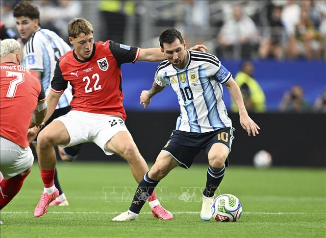 Tuyển thủ Iraq (số 22) nỗ lực cản đường đi bóng của tiền đạo tuyển Pháp Messi (số 10). Ảnh: THX/TTXVN