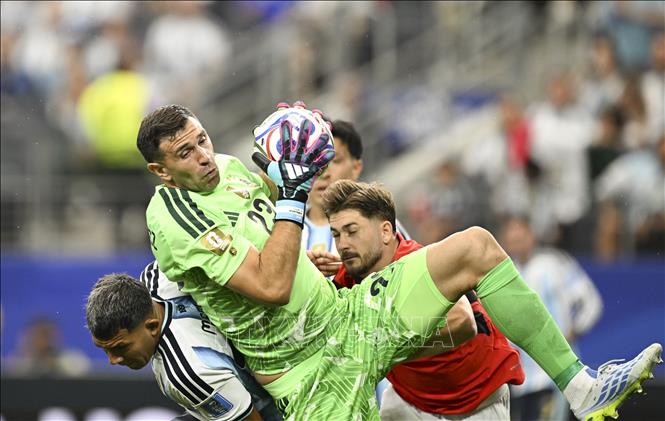 Thủ thành Argentina Emiliano Martinez (phía trên) trong một pha cứu bóng. Ảnh: THX/TTXVN
