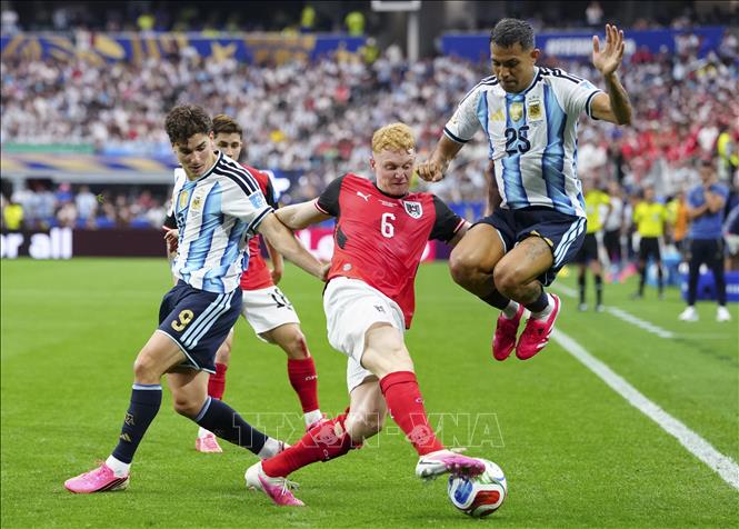 Pha tranh bóng quyết liệt giữa Facundo Medina (phải) của Argentina với Nicolas Seiwald (giữa) của tuyển Áo. Ảnh: THX/TTXVN