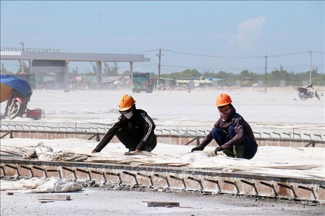 Người lao động làm việc dưới thời tiết nắng nóng gay gắt tại Quảng Trị. Ảnh: Tường Vi - TTXVN. 