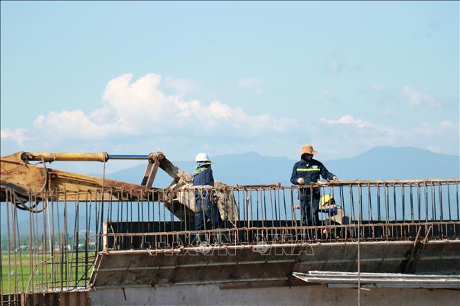Công nhân tranh thủ thi công sớm trên công trường Dự án Quốc lộ 15D đoạn từ Cảng Mỹ Thủy đến cao tốc Cam Lộ - La Sơn.  Ảnh: Tường Vi  - TTXVN