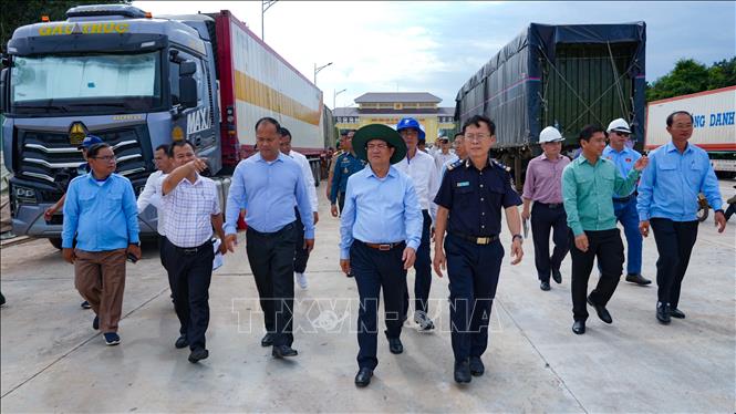 Lãnh đạo tỉnh Tây Ninh khảo sát thực tế tại Cửa khẩu quốc tế Tân Nam, phục vụ công tác nghiên cứu, hoàn thiện mô hình quản lý cửa khẩu trên địa bàn tỉnh. Ảnh: Minh Phú - TTXVN