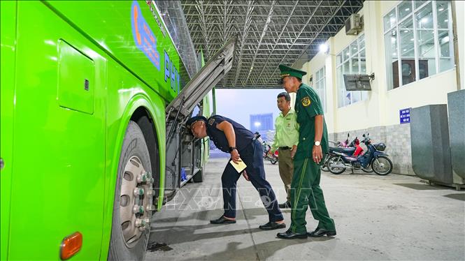 Lực lượng chức năng kiểm tra phương tiện xuất nhập cảnh tại Cửa khẩu quốc tế Mộc Bài, bảo đảm an ninh, an toàn và tạo thuận lợi cho hoạt động thông quan. Ảnh: Minh Phú - TTXVN