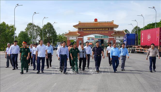 Lãnh đạo tỉnh Tây Ninh khảo sát thực tế tại Cửa khẩu quốc tế Bình Hiệp, đánh giá tiềm năng phát triển kinh tế cửa khẩu và hạ tầng thương mại biên giới. Ảnh: Minh Phú - TTXVN