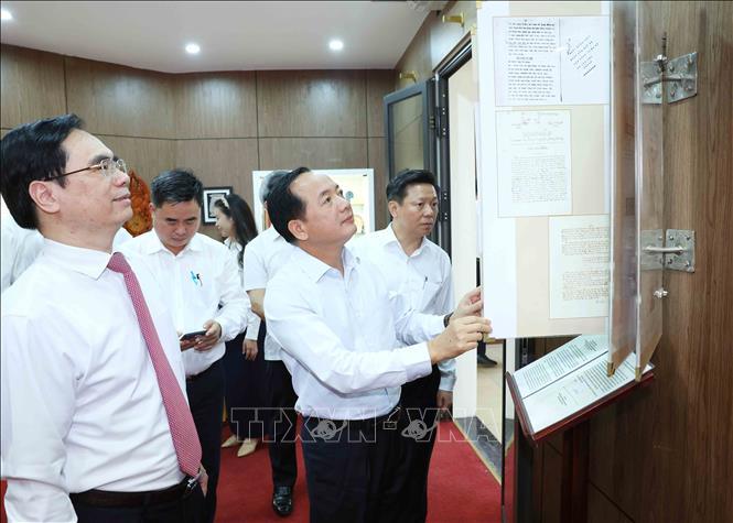 Trưởng Ban Tuyên giáo và Dân vận Trung ương Trịnh Văn Quyết thăm phòng truyền thống của Tạp chí Cộng sản. Ảnh: Phương Hoa - TTXVN