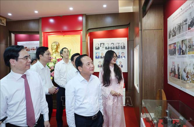 Trưởng Ban Tuyên giáo và Dân vận Trung ương Trịnh Văn Quyết thăm phòng truyền thống của Tạp chí Cộng sản. Ảnh: Phương Hoa - TTXVN