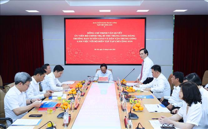Trưởng Ban Tuyên giáo và Dân vận Trung ương Trịnh Văn Quyết làm việc với Bộ Biên tập Tạp chí Cộng sản. Ảnh: Phương Hoa - TTXVN