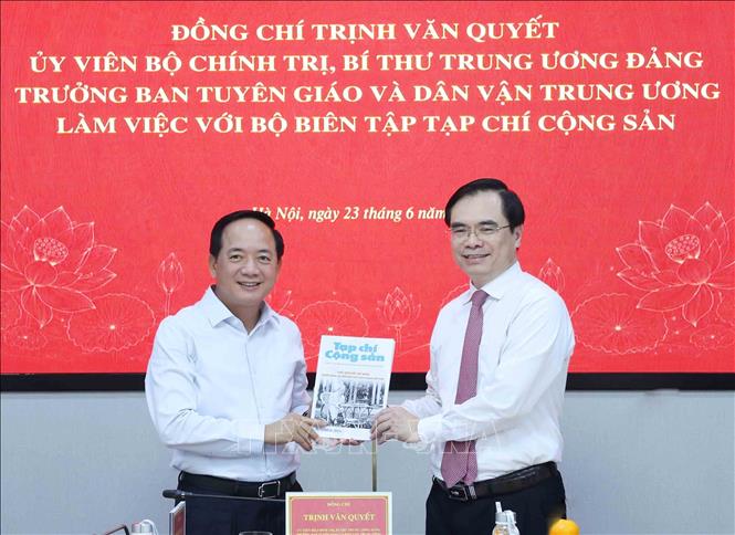 Tổng Biên tập Tạp chí Cộng sản Dương Trung Ý tặng cuốn tạp chí có bài viết của đồng chí Trịnh Văn Quyết, Uỷ viên Bộ Bett88 cá cược trực tuyến, Bí thư Trung ương Đảng, Trưởng Ban Tuyên giáo và Dân vận Trung ương. Ảnh: Phương Hoa - TTXVN