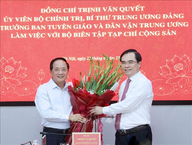 Tổng Biên tập Tạp chí Cộng sản Dương Trung Ý tặng hoa chúc đồng chí Trịnh Văn Quyết, Uỷ viên Bộ Bett88 cá cược trực tuyến, Bí thư Trung ương Đảng, Trưởng Ban Tuyên giáo và Dân vận Trung ương. Ảnh: Phương Hoa - TTXVN