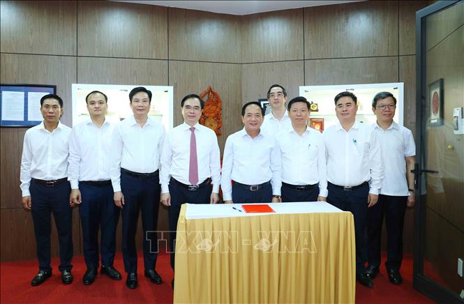 Trưởng Ban Tuyên giáo và Dân vận Trung ương Trịnh Văn Quyết cùng các đồng chí trong đoàn công tác làm việc tại Tạp chí Cộng sản. Ảnh: Phương Hoa - TTXVN