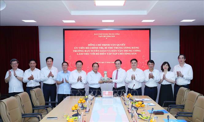 Trưởng Ban Tuyên giáo và Dân vận Trung ương Trịnh Văn Quyết cùng các đồng chí Uỷ biên Ban Biên tập Tạp chí Cộng sản. Ảnh: Phương Hoa - TTXVN
