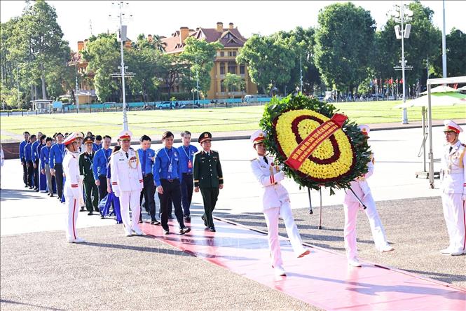 Các đại biểu vào Lăng viếng chủ tịch Hồ Chí Minh. Ảnh: Minh Đức - TTXVN